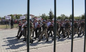 Σόου στη δίκη για το τουρκικό πραξικόπημα: Θέλουμε θανατική ποινή στους προδότες