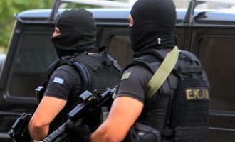 Μεγάλη επιχείριση της Αντιτρομοκρατικής – Συλλήψεις, γιάφκες, όπλα – Τα καλάσνικοφ δείχνουν «Επαναστατική Αυτοάμυνα»