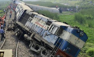 Ινδία: 23 νεκροί και 64 τραυματίες από εκτροχιασμό τρένου