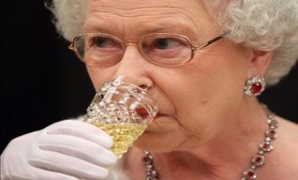 Το «τσούζει» στα 91 της η Βασίλισσα Ελισάβετ – Τι αποκάλυψε πρώην σεφ του παλατιού