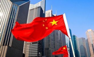 Η Κίνα εξαπολύει «επίθεση γοητείας» στην Ευρώπη για να γεμίσει το κενό που αφήνουν οι ΗΠΑ
