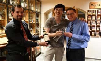 Aπίστευτο: Πόσα πλήρωσε ένας Κινέζος για να απολαύσει ένα ποτήρι ουίσκι