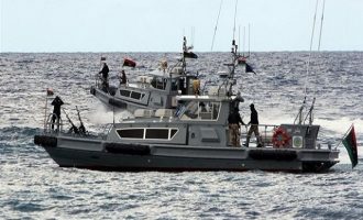 To λιβυκό Πολεμικό Ναυτικό  απαγορεύει στα ξένα πλοία να επιχειρούν κοντά στις ακτές της χώρας