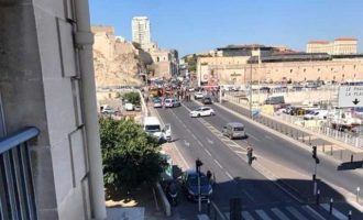 Αυτοκίνητο έπεσε πάνω σε στάση στη Μασσαλία – Ένας νεκρός