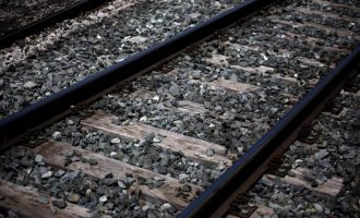 Τραγωδία στα Οινόφυτα: Φαντάρος παρασύρθηκε από τρένο