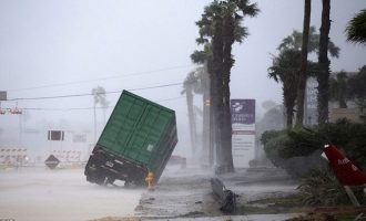 Η Βενεζουέλα δίνει 5 εκατ. δολάρια στα θύματα του τυφώνα Χάρβει που πλήττει τις ΗΠΑ