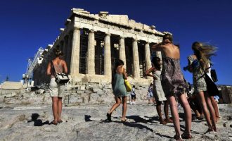Χτύπημα κάτω από την μέση για τον ελληνικό τουρισμό από τη Βρετανία: “Ύπουλη” ταξιδιωτική οδηγία