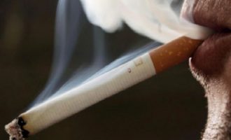 Προειδοποιούν οι ειδικοί: Αυξημένος κίνδυνος να προσβληθούν από κοροναϊό οι καπνιστές