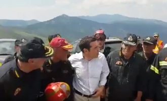 Το μεγάλο “ευχαριστώ” Τσίπρα για τις ηρωικές προσπάθειες των πυροσβεστών (βίντεο)