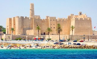 H Τυνησία στοχεύει σε 10 εκατ. τουρίστες μέχρι το 2020
