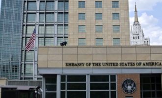 “Αντίποινα” της Αμερικανικής Πρεσβείας στη Μόσχα στη μείωση του προσωπικού της
