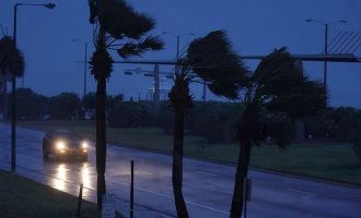 Τρόμος στο Τέξας από τον τυφώνα “Χάρβεϊ”: Εγκαταλείπουν τα σπίτια τους 6 εκατ. Αμερικανοί (βίντεο)
