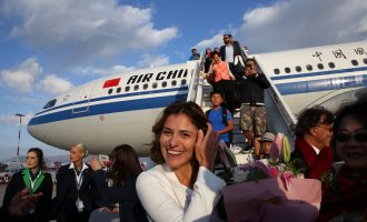 Στην Αθήνα η πρώτη απευθείας πτήση από το Πεκίνο – Την εγκαινίασε η Μπ. Μπαζιάνα