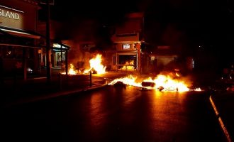 Δύο τραυματίες και ζημιές σε καταστήματα στις διαδηλώσεις για τον Φύσσα