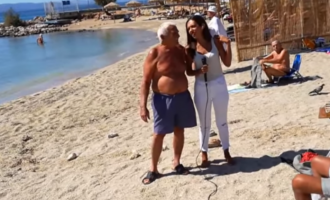 Απίστευτο: Παππούς “χούφτωσε” on air δημοσιογράφο του ΣΚΑΪ στην παραλία Αλίμου (βίντεο)