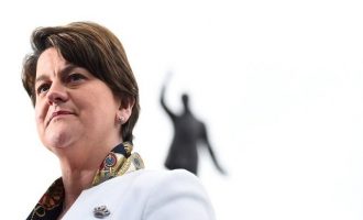 Aρχηγός του Ιρλανδικού DUP: Η Ευρωπαϊκή Ένωση προσπαθεί να βλάψει τη Βρετανία