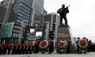 Το Καλάσνικοφ έγινε… άγαλμα στη Μόσχα (φωτο)