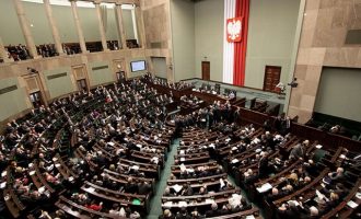 Η Ευρωπαϊκή Επιτροπή απειλεί την Πολωνία με παραπομπή στο Δικαστήριο