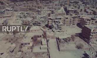 Δείτε εναέρια πλάνα από την πολιορκημένη “πρωτεύουσα” του Ισλαμικού Κράτους (βίντεο)