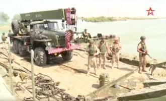 Οι Ρώσοι έστησαν στρατιωτική γέφυρα πάνω από τον Ευφράτη στη Ντέιρ Αλ Ζουρ (βίντεο)