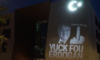 Διασυρμός Ερντογάν στο Βερολίνο με προτζέκτορες πάνω στην Τουρκική Πρεσβεία