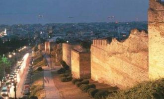 Με ροζ χρώμα το Βυζαντινό Τείχος της Θεσσαλονίκης