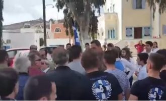 Η Χρυσή Αυγή εμπόδισε παρέλαση στη Σαντορίνη γιατί η σημαιοφόρος ήταν Αλβανή