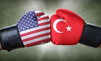 Στα…Τάρταρα η τουρκική λίρα μετά την κλιμάκωση της έντασης με τις ΗΠΑ