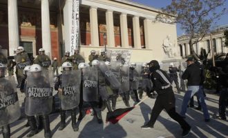 Εκτεταμένα επεισόδια στο κέντρο της Αθήνας – Προπηλάκισαν μέχρι και δόκιμους αξιωματικούς