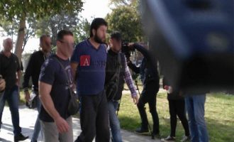 O τζιχαντιστής που συνελήφθη στην Αλεξανδρούπολη σε βίντεο κρατάει κομμένο κεφάλι
