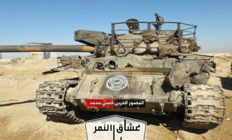 Ο συριακός στρατός δείχνει τα λάφυρα που πήρε από το Ισλαμικό Κράτος στην Αλ Μαγιαντίν