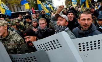 Χιλιάδες Ουκρανοί διαδηλωτές ζήτησαν παραίτηση Ποροσένκο: “Είσαι υπεύθυνος για την φτώχεια”