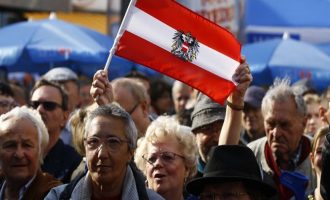 Το Αυστριακό ακροδεξιό κόμμα διέγραψε μέλος του που χαιρέτισε ναζιστικά