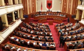 Τσόντες “χαζεύουν” πολλοί Αλβανοί βουλευτές στις συνεδριάσεις της Βουλής