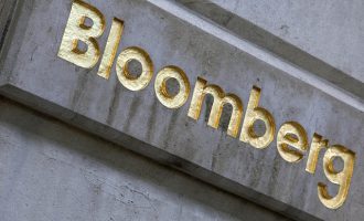 Bloomberg: Πρώτη φορά στη δεκαετία ανάπτυξη για τρίτο συνεχές τρίμηνο