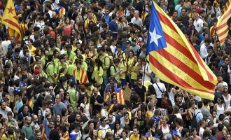 Xιλιάδες Καταλανοί ύψωσαν τη φωνή τους για την ωμή βία της Μαδρίτης- “Παρέλυσε” το Δημόσιο
