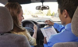 Δίπλωμα οδήγησης στα 17 μελετά το υπουργείο Μεταφορών