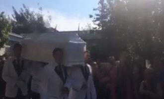 Θρήνος στην κηδεία της 32χρονης εφοριακού που δολοφoνήθηκε μέσα στο νεκροταφείο (φωτο)