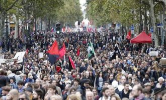 Πάνω από 400.000 δημόσιοι υπάλληλοι στη Γαλλία διαδήλωσαν για το «πάγωμα» των μισθών