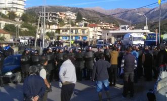 Το αλβανικό καθεστώς επιτίθεται στην ελληνική Χειμάρρα με 3.000 αστυνομικούς και μπουλντόζες (φωτο)