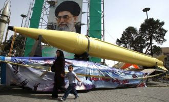 Το Ιράν απειλεί ότι θα εκκινήσει εκ νέου το πρόγραμμά του για πυρηνικά όπλα
