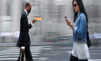 Ποια πόλη απαγορεύει στους πεζούς να στέλνουν μήνυμα στο κινητό τους στο δρόμο