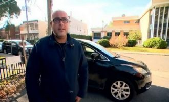 Οδηγός τιμωρήθηκε με πρόστιμο γιατί τραγουδούσε μέσα στο αυτοκίνητό του (βίντεο)