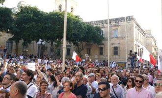 Χιλιάδες Μαλτέζοι διαδήλωσαν διαμαρτυρόμενοι για τη δολοφονία της δημοσιογράφου