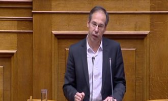 Γιατί οι βουλευτές του ΣΥΡΙΖΑ χειροκρότησαν στην Βουλή τον Γιώργο Μαυρωτά (βίντεο)