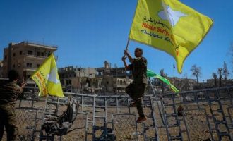 Αυτός είναι ο Νεΐμ που ύψωσε τη σημαία των SDF στην ελεύθερη Ράκα – Τον φωνάζουν “τρελό”