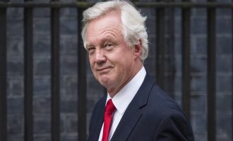 Bρετανός υπουργός: Η Ε.Ε. καθυστερεί το Brexit για να κερδίσει περισσότερα χρήματα