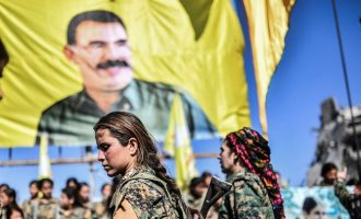 Λάβαρο με τον Οτσαλάν ύψωσαν οι Κούρδοι στη Ράκα- Έξαλλος ο Ερντογάν τα βάζει με τις ΗΠΑ