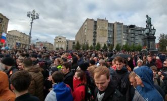250 προσαγωγές σε όλη τη Ρωσία σε διαδηλώσεις κατά του Πούτιν ανήμερα των γενεθλίων του