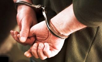 Σπάτα: Συνελήφθη ληστής δίπλα σε σπίτι κορυφαίου υπουργού – Είχε πλαστά χαρτονομίσματα